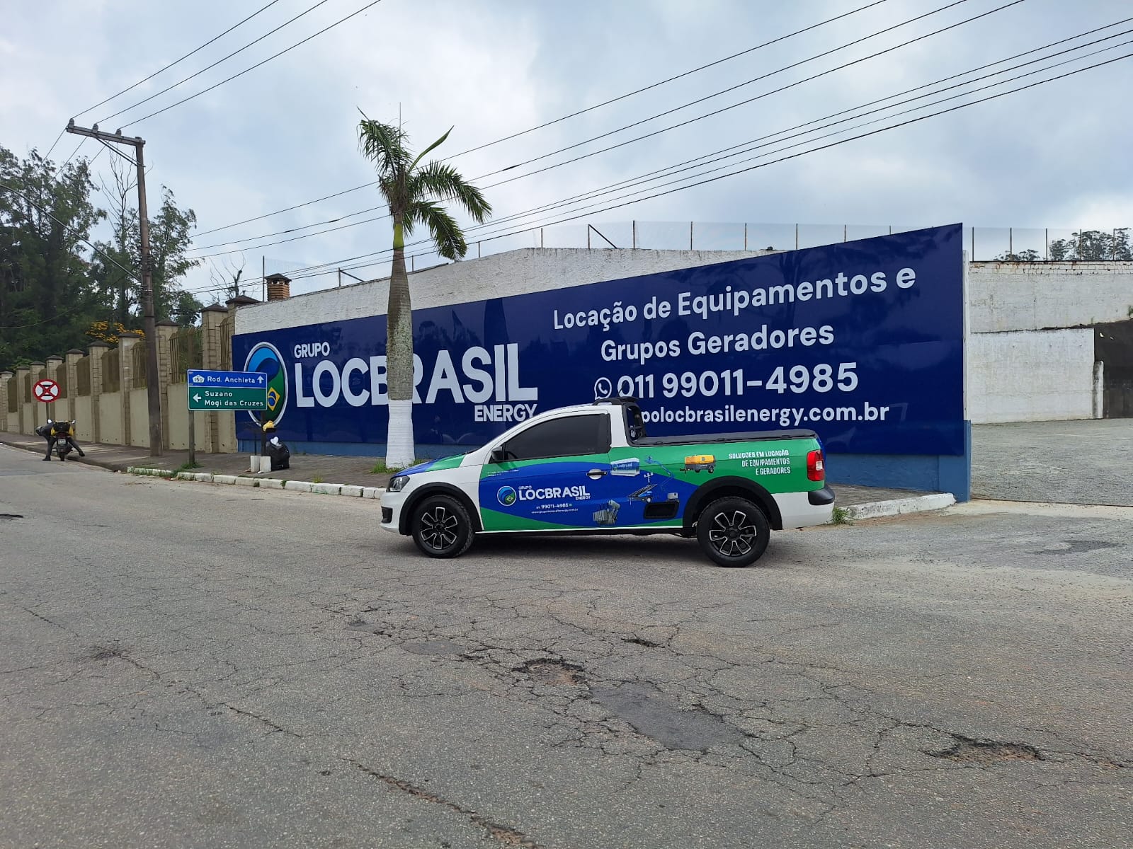 Fachada Grupo LOCBRASIL ENERGY com veículo personalizado